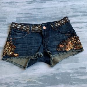 Express low rise short with details